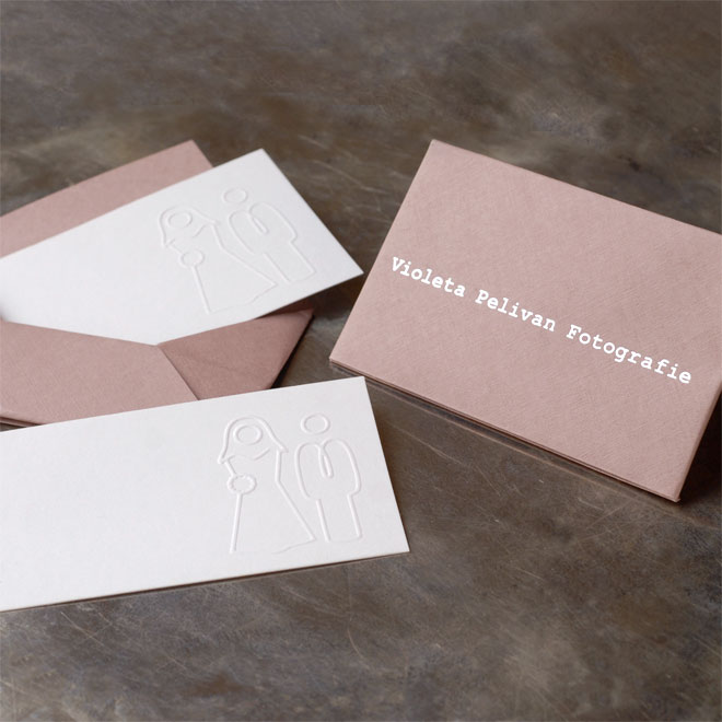 Compliment Cards mit Prägungen vom Logo und Umschlag.