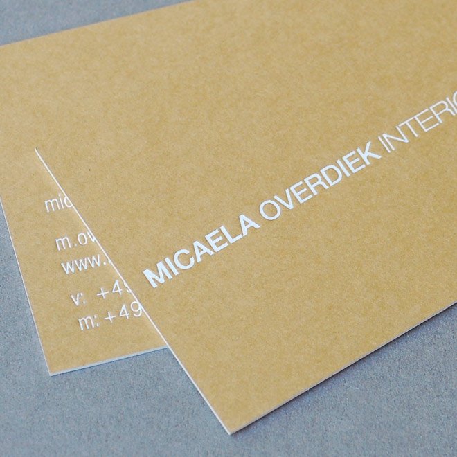 Dicke Visitenkarte aus Kraftpapier mit weißem Druck