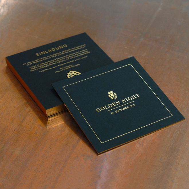 Einladung aus schwarzem Karton mit Goldfolie geprägt