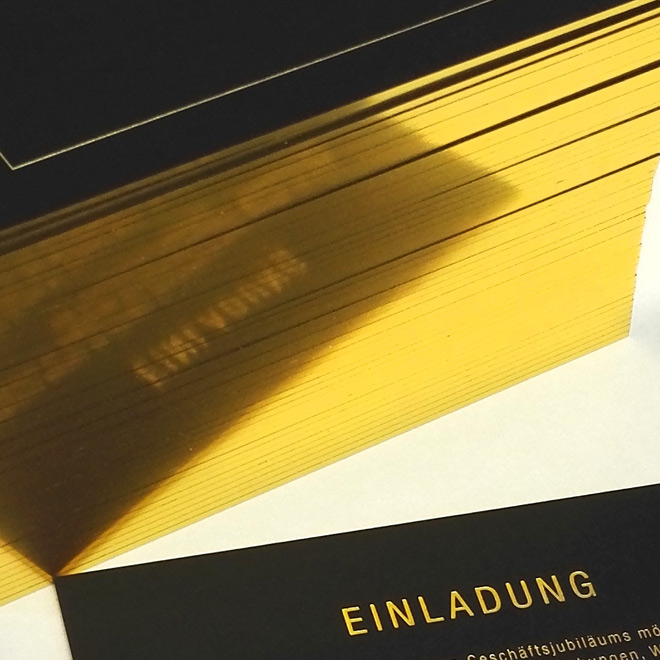 Klassischer Goldschnitt Folienschnitt in Gold an Kante bei schwarzen Karten für den besonders exklusiven Eindruck