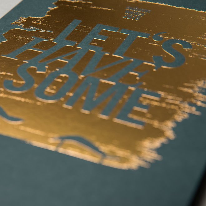 Prägedruck in Gold und dickes Papier in Grün ergeben hochwertige Einladungskarten